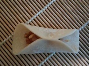 饺子皮要粘合的地方，可以沾点水，饺子皮加肉馅，中间位置捏紧，