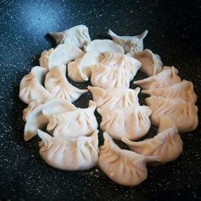 不粘锅加2勺油，依次放饺子，开中火