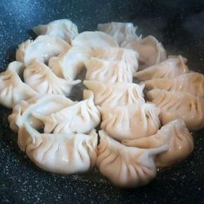 煎至饺子底部微微有点黄，就可以加冷水，（水没过饺子底就可以，不用很多，加水的时候小心一点，防止油溅到）盖盖子煎，