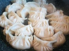 煎至饺子底部微微有点黄，就可以加冷水，（水没过饺子底就可以，不用很多，加水的时候小心一点，防止油溅到）盖盖子煎，