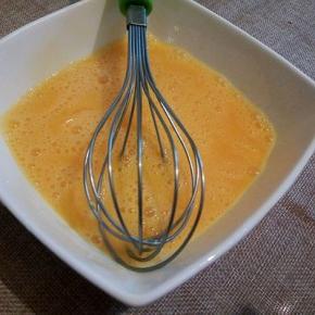 用打蛋器搅拌均匀，