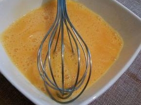 用打蛋器搅拌均匀，