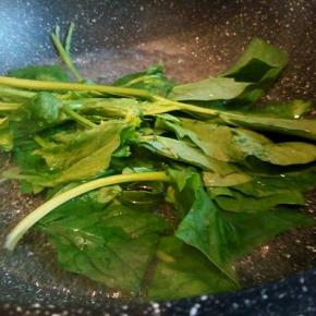 菠菜，水开焯水，一下就好（去草酸）