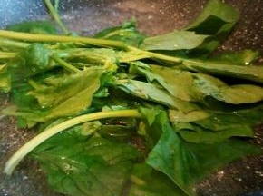 菠菜，水开焯水，一下就好（去草酸）