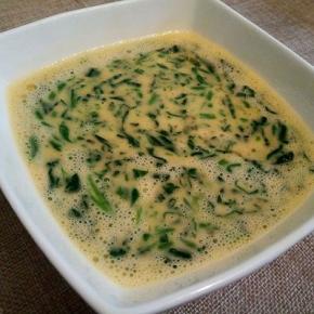 菠菜放入鸡蛋液中，15克玉米淀粉加入30克清水拌均匀，也加入鸡蛋液中，一起拌好