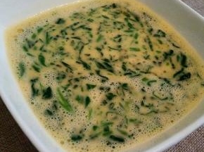 菠菜放入鸡蛋液中，15克玉米淀粉加入30克清水拌均匀，也加入鸡蛋液中，一起拌好