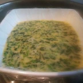 装鸡蛋液的碗，里面先垫一层保鲜膜，（这样做好容易拿出来切