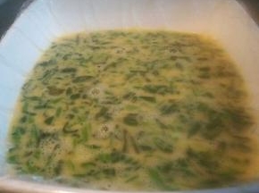 装鸡蛋液的碗，里面先垫一层保鲜膜，（这样做好容易拿出来切