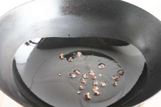 炒锅放油，放入花椒爆出香味，捞出花椒不要。