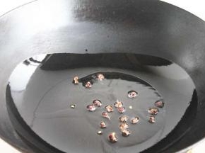 炒锅放油，放入花椒爆出香味，捞出花椒不要。