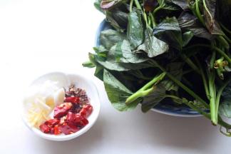 处理一下，香料都切碎。