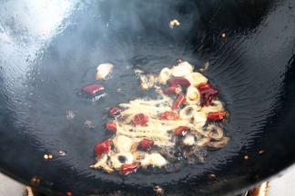 放入香料炒出香味。