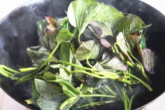 下入红薯苗翻炒