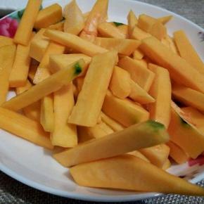 改刀切条，切条，加盐腌10分钟，倒去水，加玉米淀粉裹上，