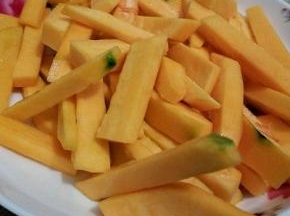 改刀切条，切条，加盐腌10分钟，倒去水，加玉米淀粉裹上，