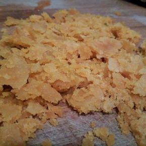 咸蛋黄2个，加白酒几滴，蒸熟，撵碎，