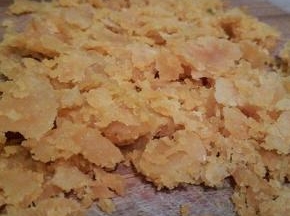 咸蛋黄2个，加白酒几滴，蒸熟，撵碎，