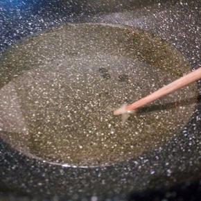  油温（筷子放下去会气泡就可以）