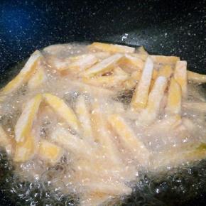 放入南瓜条油炸，