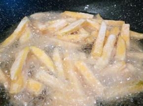放入南瓜条油炸，