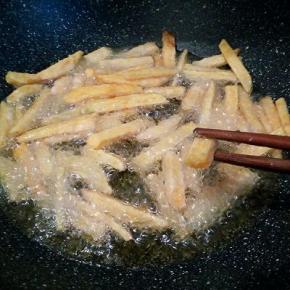 炸到筷子可以夹断就可以了，