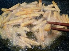 炸到筷子可以夹断就可以了，