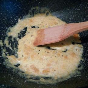 锅里留一点底油，放咸蛋黄炒，炒到起泡，