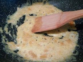 锅里留一点底油，放咸蛋黄炒，炒到起泡，