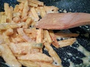 放入南瓜条翻炒均匀就可以了！