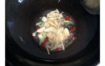 锅内倒入适量油  爆香姜丝  大蒜  干辣椒和葱白