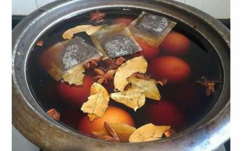 然后将鸡蛋放入锅中倒入没过鸡蛋的水。加入上述佐料。中火煮一小时即可。放置过夜更加入味哦