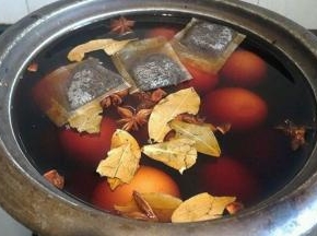 然后将鸡蛋放入锅中倒入没过鸡蛋的水。加入上述佐料。中火煮一小时即可。放置过夜更加入味哦