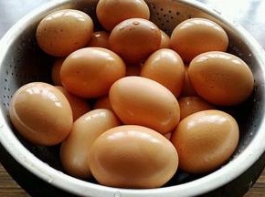 将鸡蛋表面清洗干净~