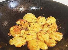 放入土豆两面煎硬