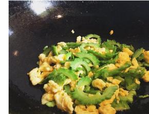 接着倒入鸡蛋，加入两茶勺盐调味即可