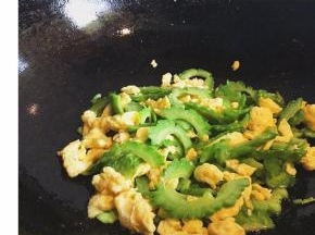 接着倒入鸡蛋，加入两茶勺盐调味即可