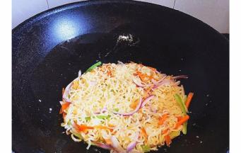 锅内倒入少于底油，放入面条小火煎