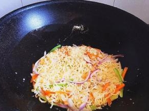 锅内倒入少于底油，放入面条小火煎