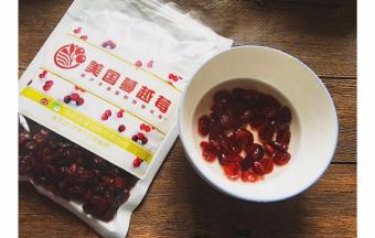 将美国蔓越莓干，倒入碗中，加入少许水泡发十分钟