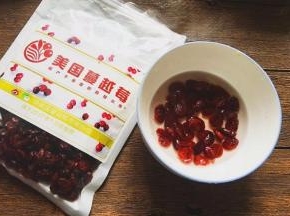 将美国蔓越莓干，倒入碗中，加入少许水泡发十分钟