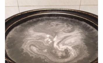 然后将剩余的2350g水加热至沸腾关火倒入白凉粉液搅拌均匀~然后再次加热至沸腾即可~