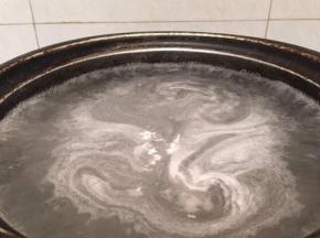 然后将剩余的2350g水加热至沸腾关火倒入白凉粉液搅拌均匀~然后再次加热至沸腾即可~