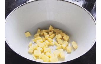 黄油切小丁室温软化