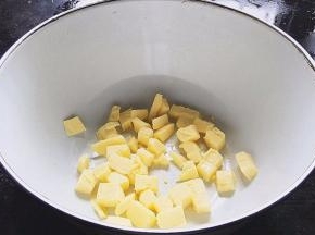黄油切小丁室温软化