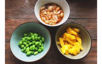 鸡腿去骨，鸡腿肉切小丁，加入料酒 少于盐和酱油腌制十分钟    毛豆提前焯水   菠萝切小块