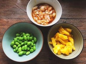 鸡腿去骨，鸡腿肉切小丁，加入料酒 少于盐和酱油腌制十分钟    毛豆提前焯水   菠萝切小块