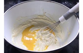 加入全蛋液拌匀