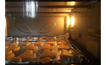 送入预热的烤箱   180度15分钟左右即可