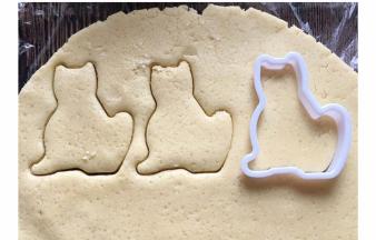 用擀面杖擀成2毫米的面片  用模具压出形状