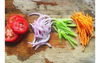 番茄切片，青尖椒 胡萝卜  洋葱切丝